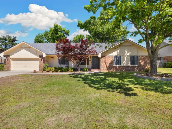 701 S Chateau Dr, Rogers, AR 72758