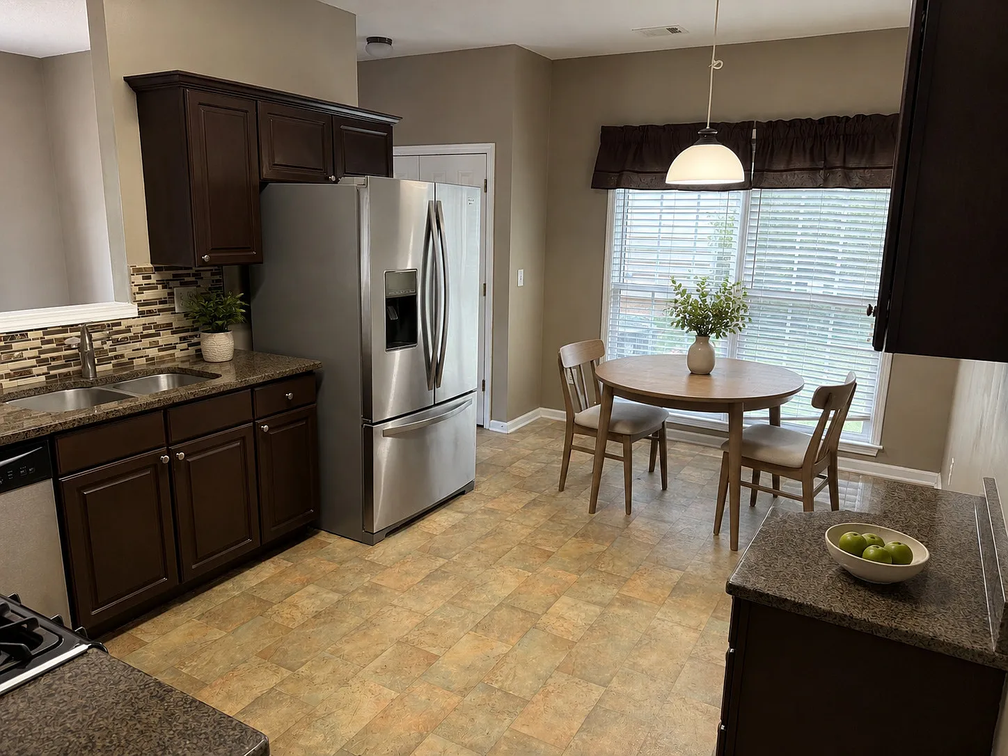 3 bed, 2.5 bath, 2008 sqft, $3,000 — Photo 4