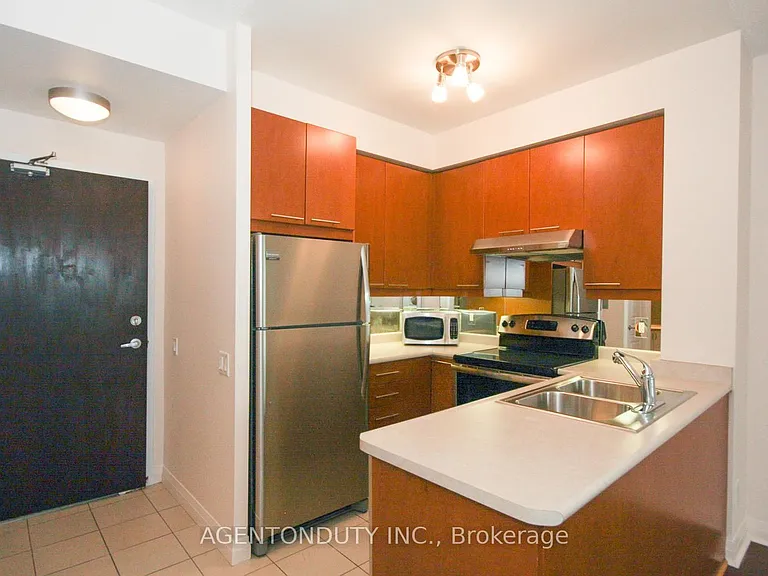 1121 Bay St #708 — Photo 4