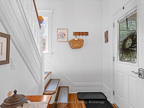 5th image of 122 Nelson St E