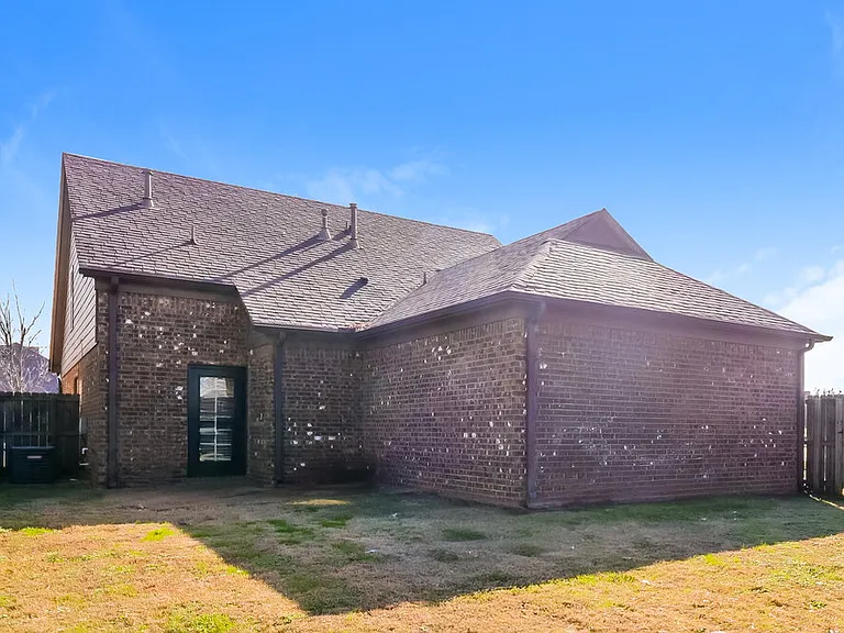 5823 Bedford Pl — Photo 17