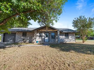 1500 Longhorn Dr, Floresville, TX 78114