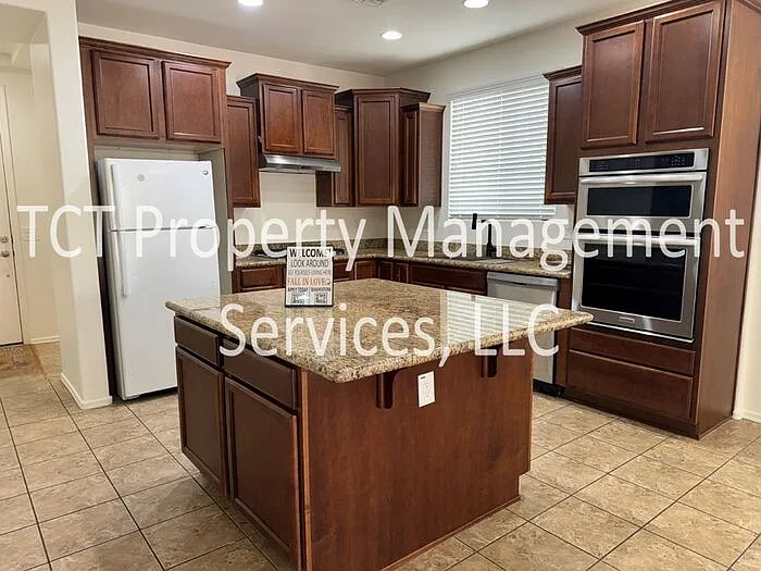 3 bed, 2.0 bath, 1818 sqft, $2,400 — Photo 3