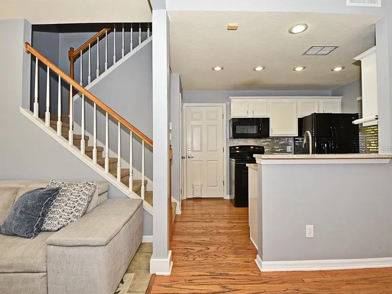 1042 N Hampton Ave — Photo 15
