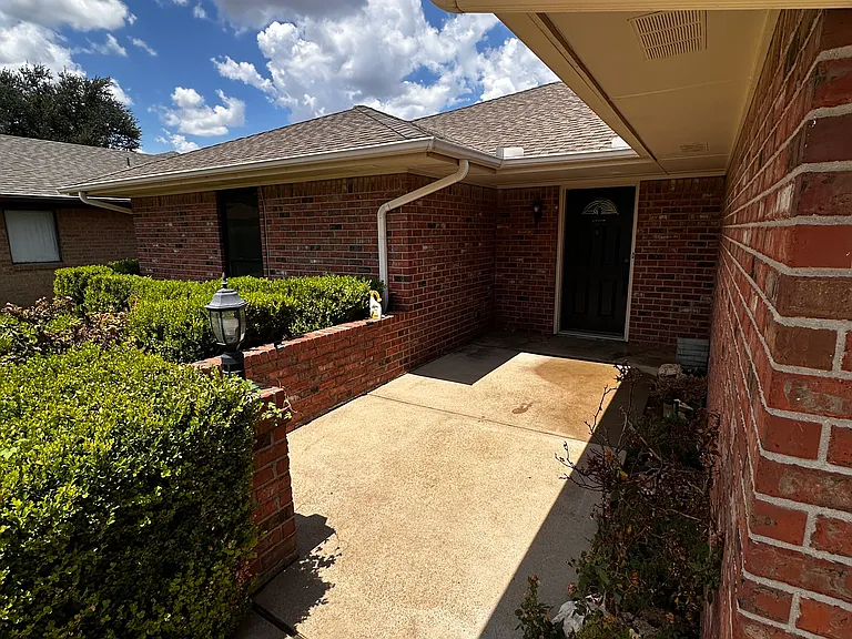 2724 Southpark Ln — Photo 1