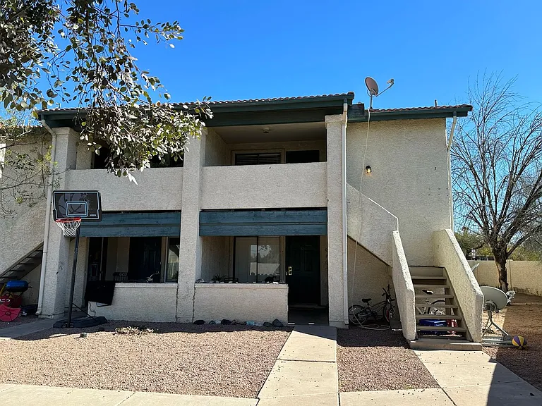 217 E Washington Ave — Photo 2