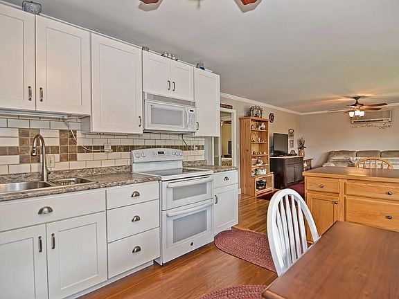 4th image of 61 Glenwood Ave