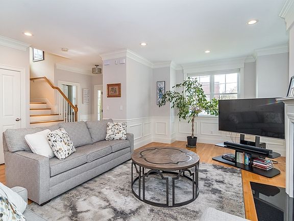 4th image of 243 Crafts St #243