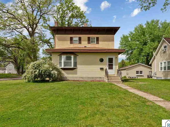 228 W 4th St, Blue Earth, MN 56013