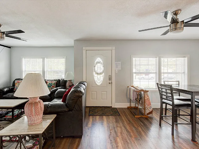 2801 W Biddison St — Photo 4