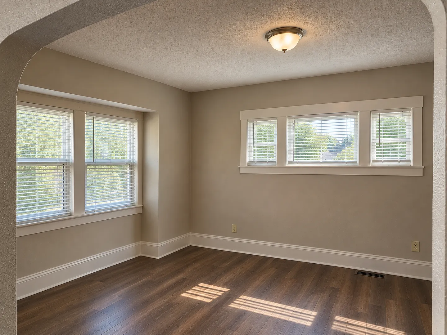Available Now: Cozy 3-Bedroom Single-Family Home in a Prime Location — Photo 4