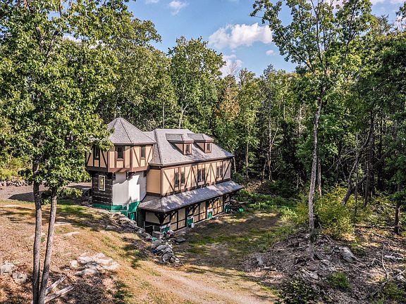 8 Beach Hill Road West