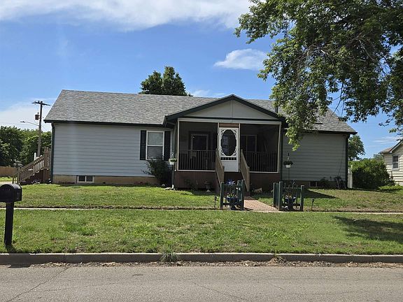 2nd image of 822 Maple St