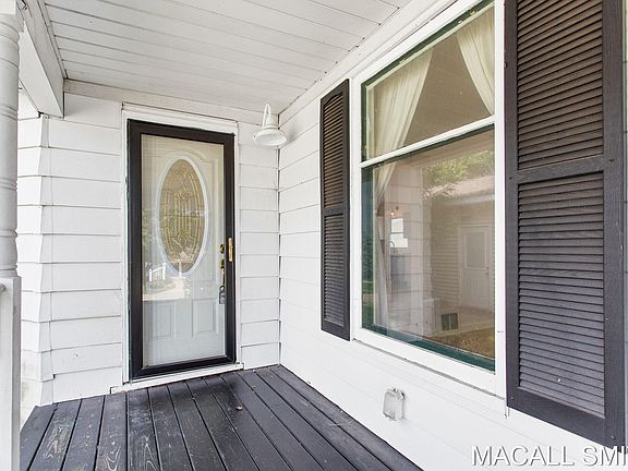 3rd image of 588 Crescent Dr