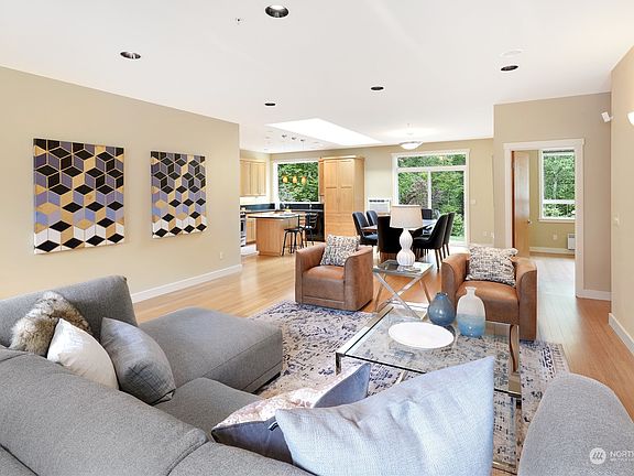 Modern open floor plan that opens to the dining room and kitchen.>