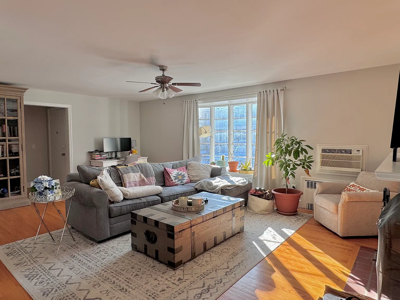 2 bed, 1200 sqft, $3,000 — Photo 2