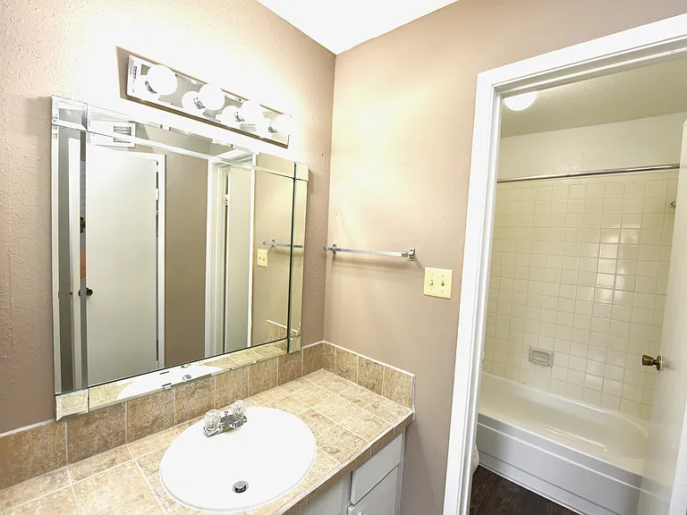 Wilshire Park Apartments — Photo 20