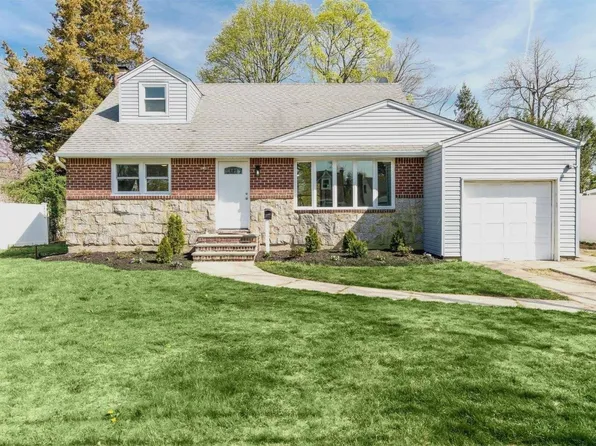 3 Coleridge Place, Greenlawn, NY 11740