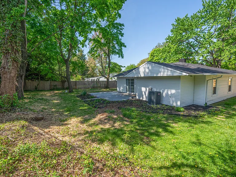 18 Montrose Dr — Photo 32