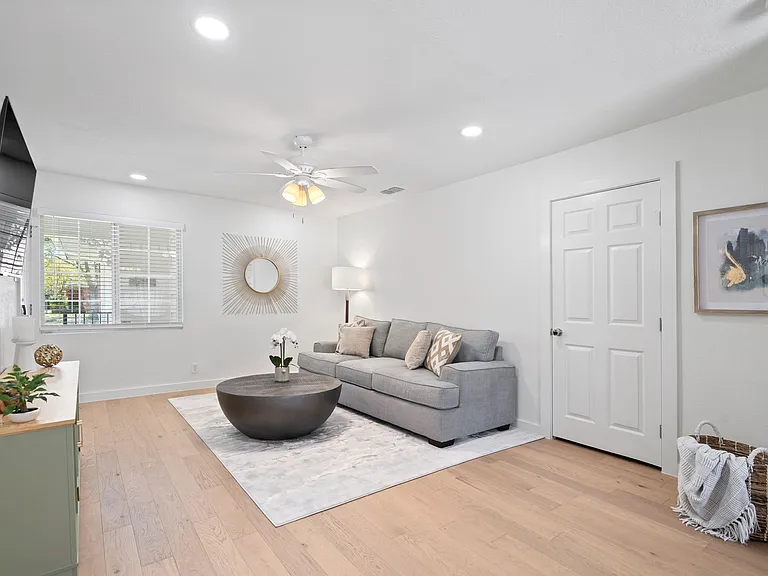 Living Room Picture 5