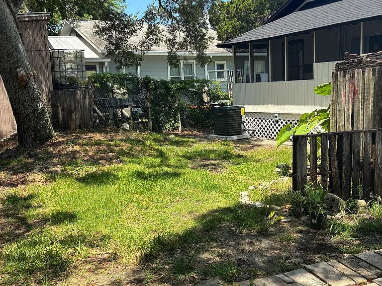 125 Pierce Ave — Photo 3