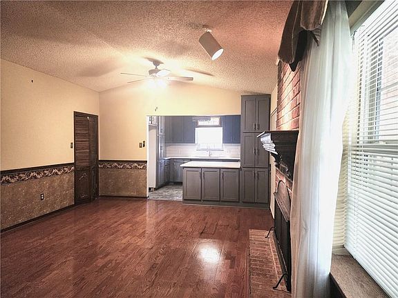 4th image of 270 Saint Andrews Blvd