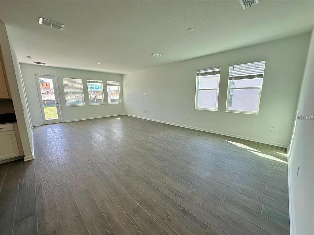 4 bed, 3.0 bath, 2274 sqft, $2,900 — Photo 4