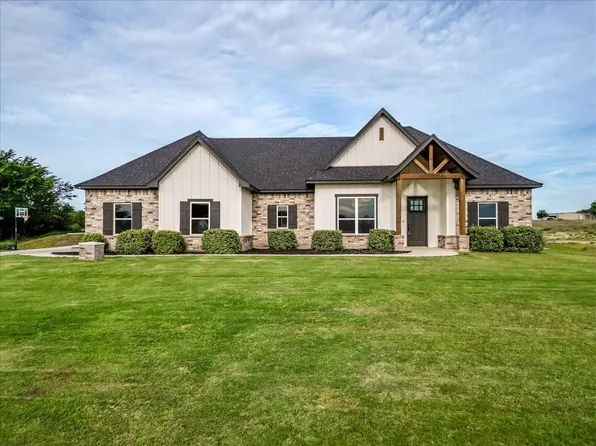 1040 Pioneer Xing, Weatherford, TX 76088