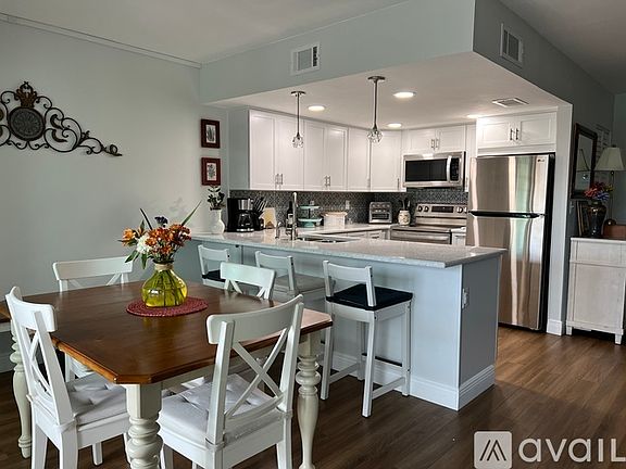 5th image of 661 Poinsettia Ave APT 208