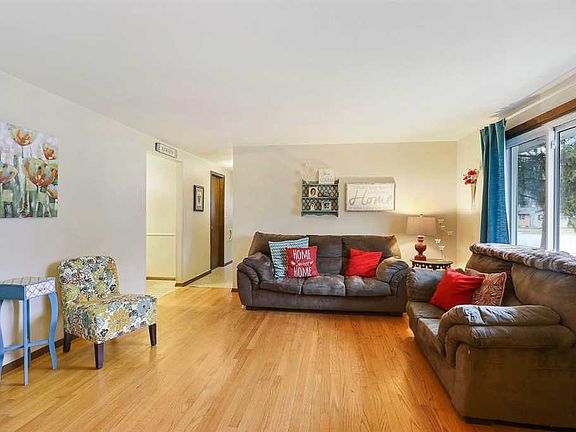 2nd image of 913 Amhart Dr