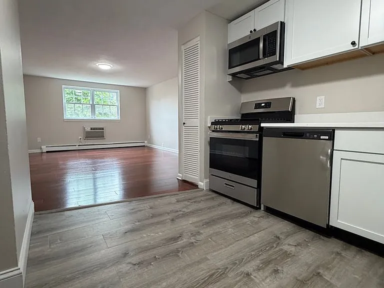 345-381 Hildreth St — Photo 11