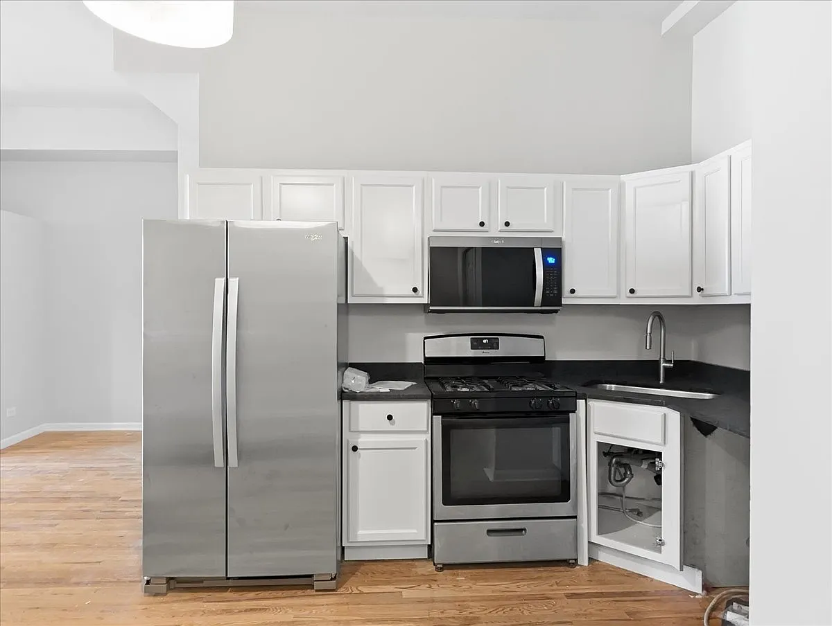 2 bed, 1.0 bath, 1100 sqft, $3,200 — Photo 2