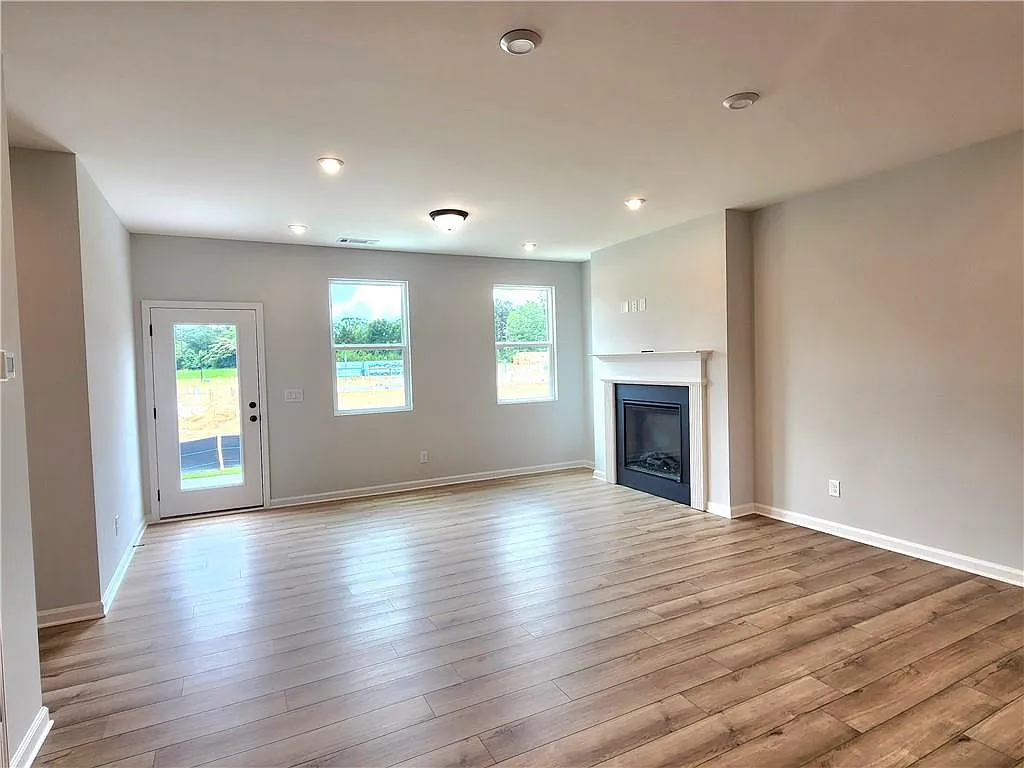 3 bed, 2.5 bath, 1863 sqft, $2,400 — Photo 4