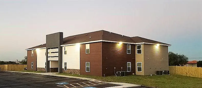 200 S Alex Ave — Photo 1