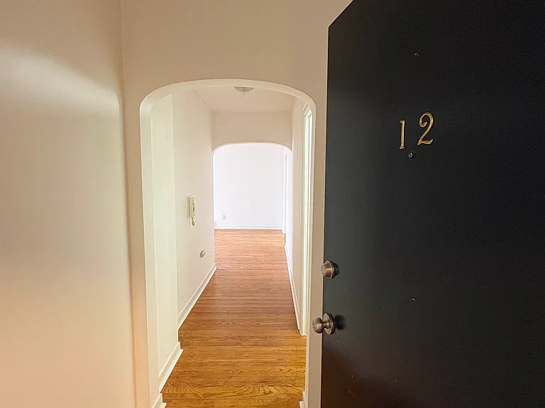 325 Summit Ave E #12 — Photo 2