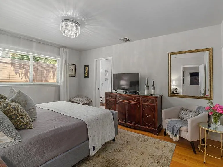 2030 N Altadena Dr — Photo 21