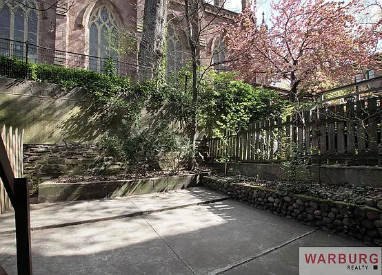 Sold by Warburg | media 7