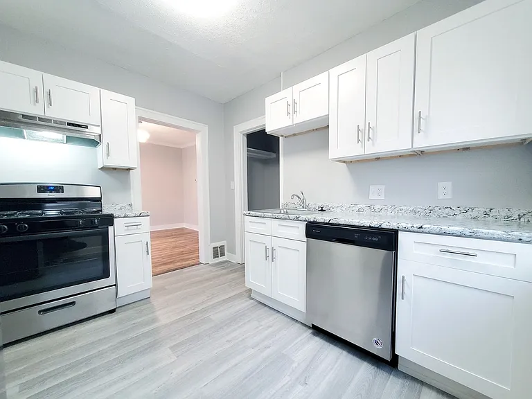 13719 Thornhurst Ave — Photo 11