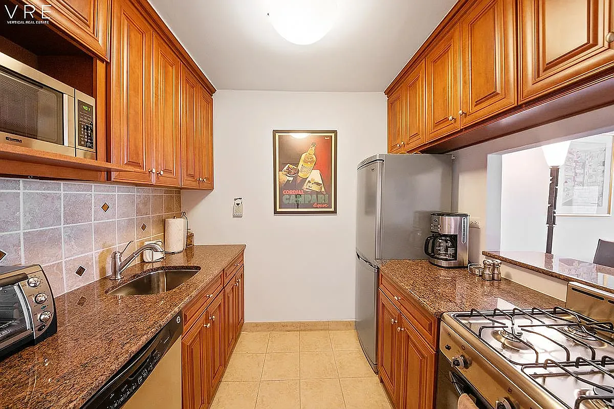 1160 Third Avenue — Photo 4