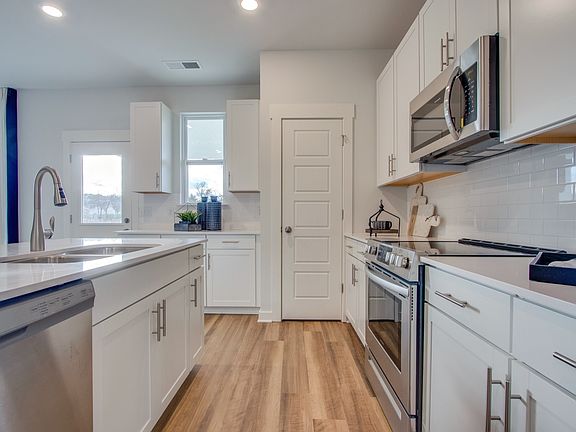 5th image of 722 Moray Ln