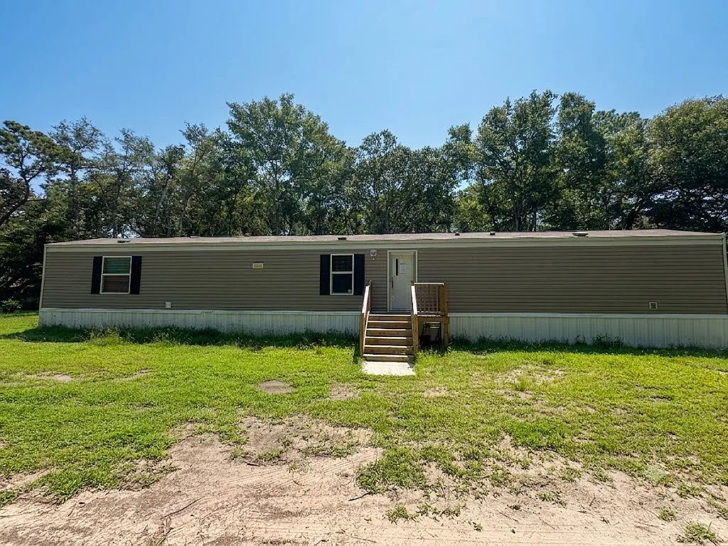 4 bed, 1390 sqft, $1,600 — Photo 1