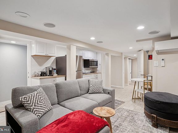 4th image of 1029 G St NE