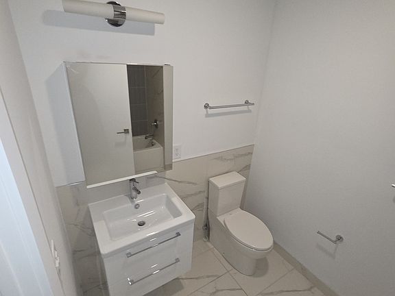 4th image of 403 7th St APT 404