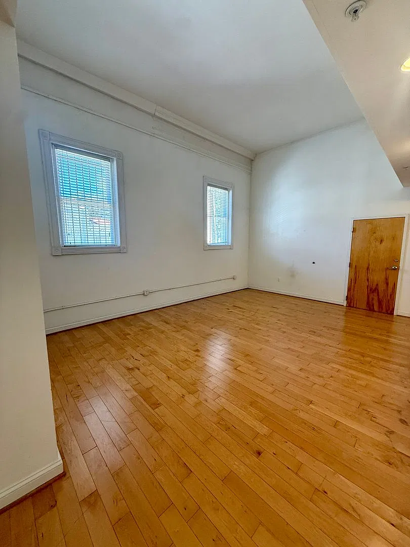 325 W Broad St — Photo 2