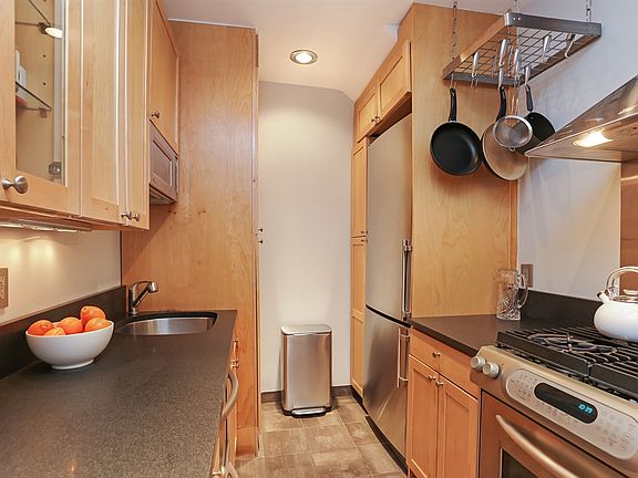 3rd image of 420 W 47th St APT 5E