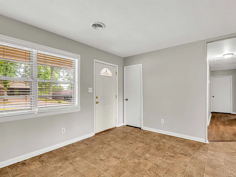 2507 Buckner Ave — Photo 2