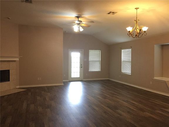 4th image of 1202 Meadowbrook Dr