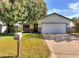 208 Woodgate Dr, Yukon, OK 73099
