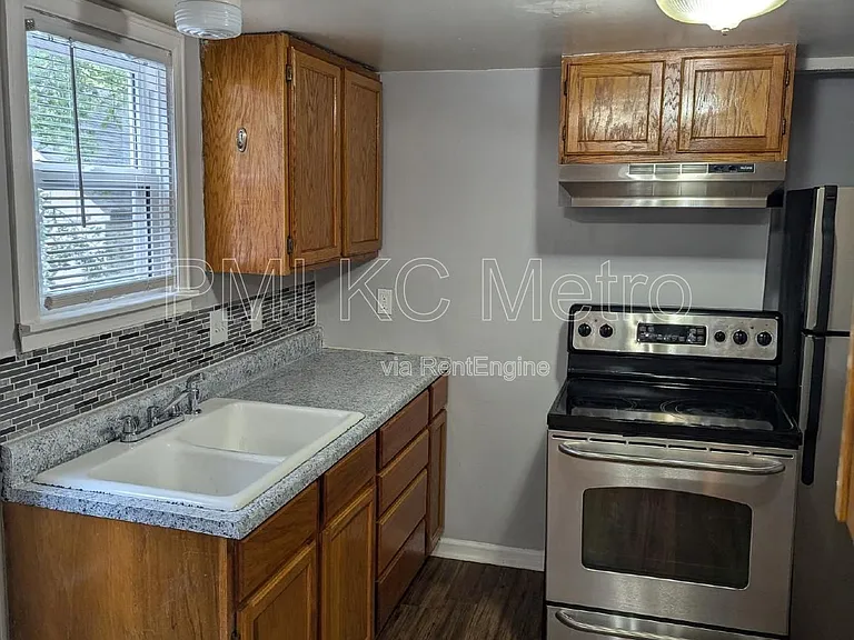 724 S Grand Ave — Photo 5