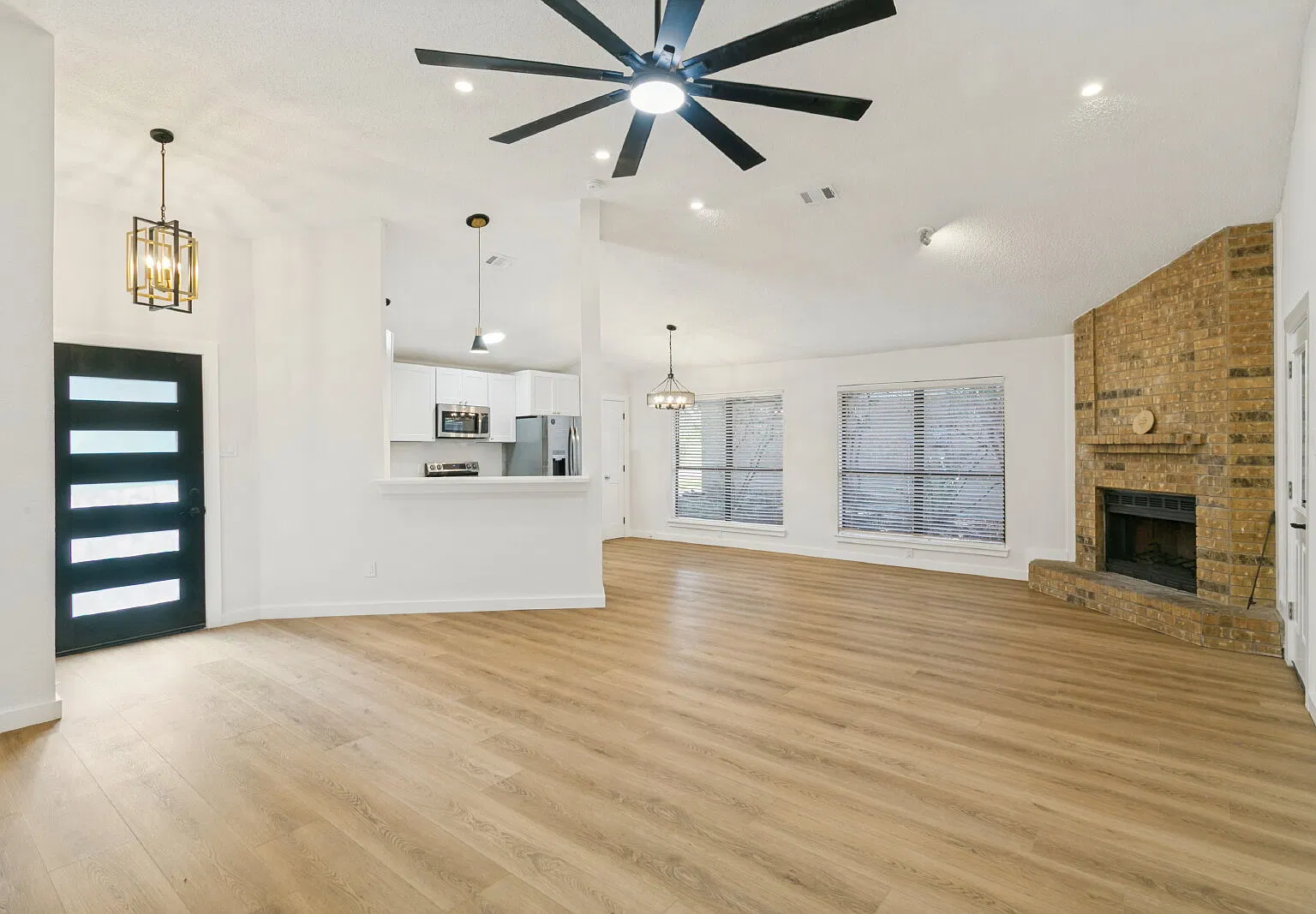 3 bed, 2.0 bath, 1341 sqft, $2,150 — Photo 2